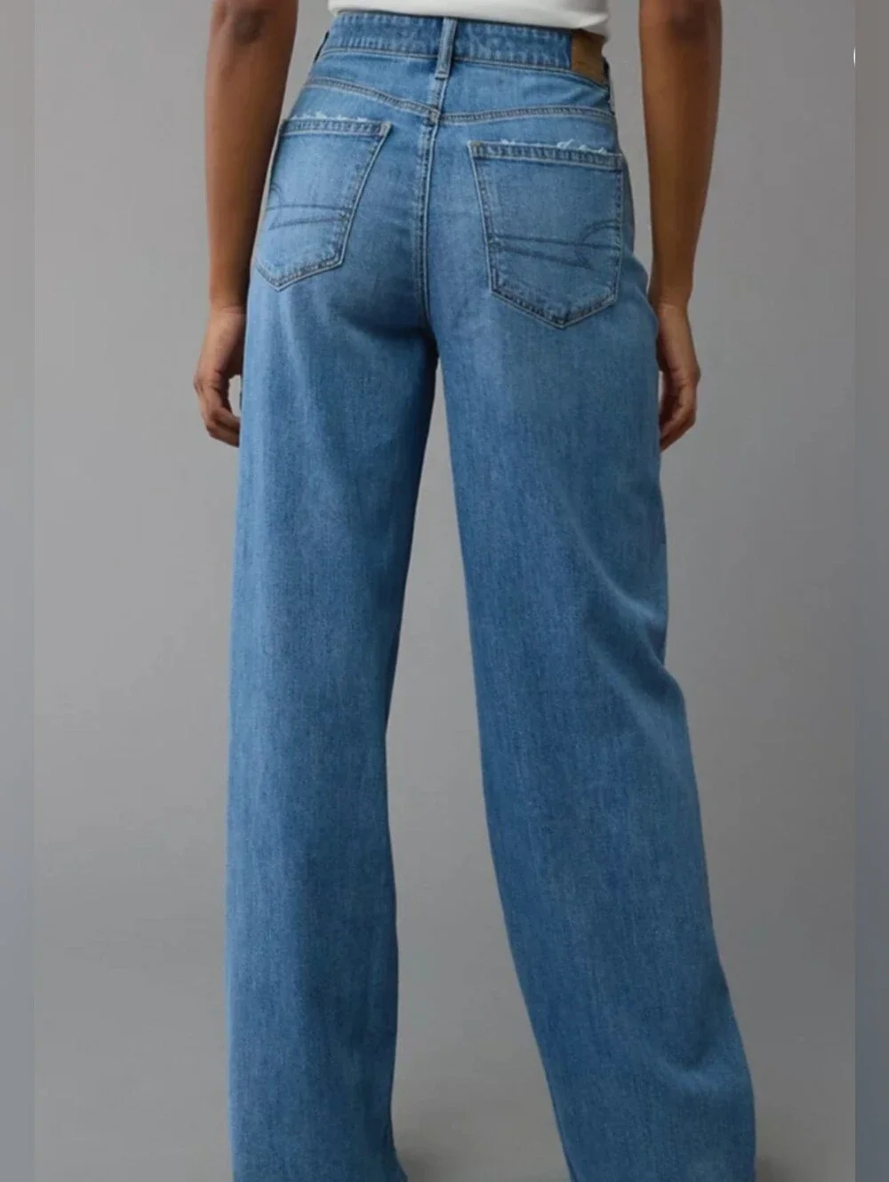 AMERICAN EAGLE HIGH-RISE BAGGY WIDE LEG JEANS. SIZE 12. MEDIUM WASH.